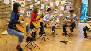 クラシックギター研究会はアニメソングを演奏。